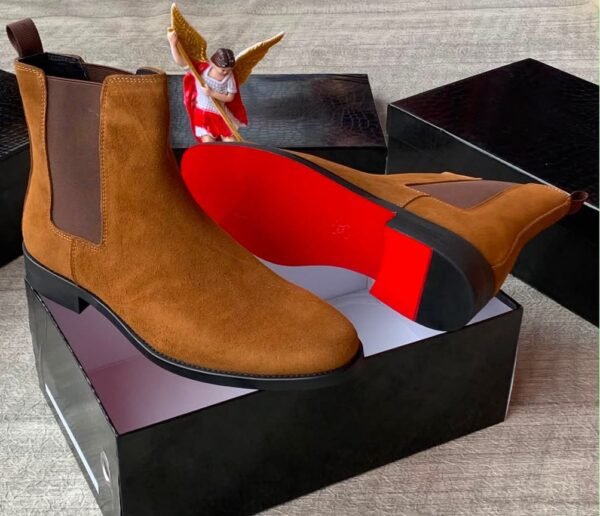 root Brown suede Chelsea boots with elastic sides and black soles, presented in an open black box with red interior, Jsfootis