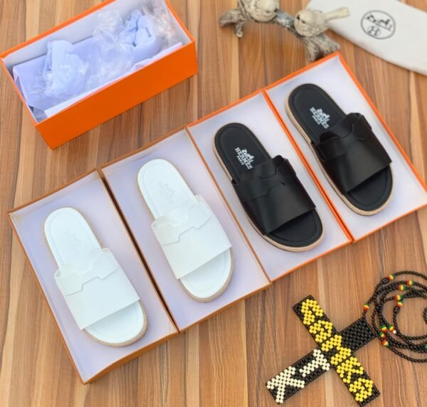 root High-quality slides in white and black, presented in stylish orange boxes on a wooden background.